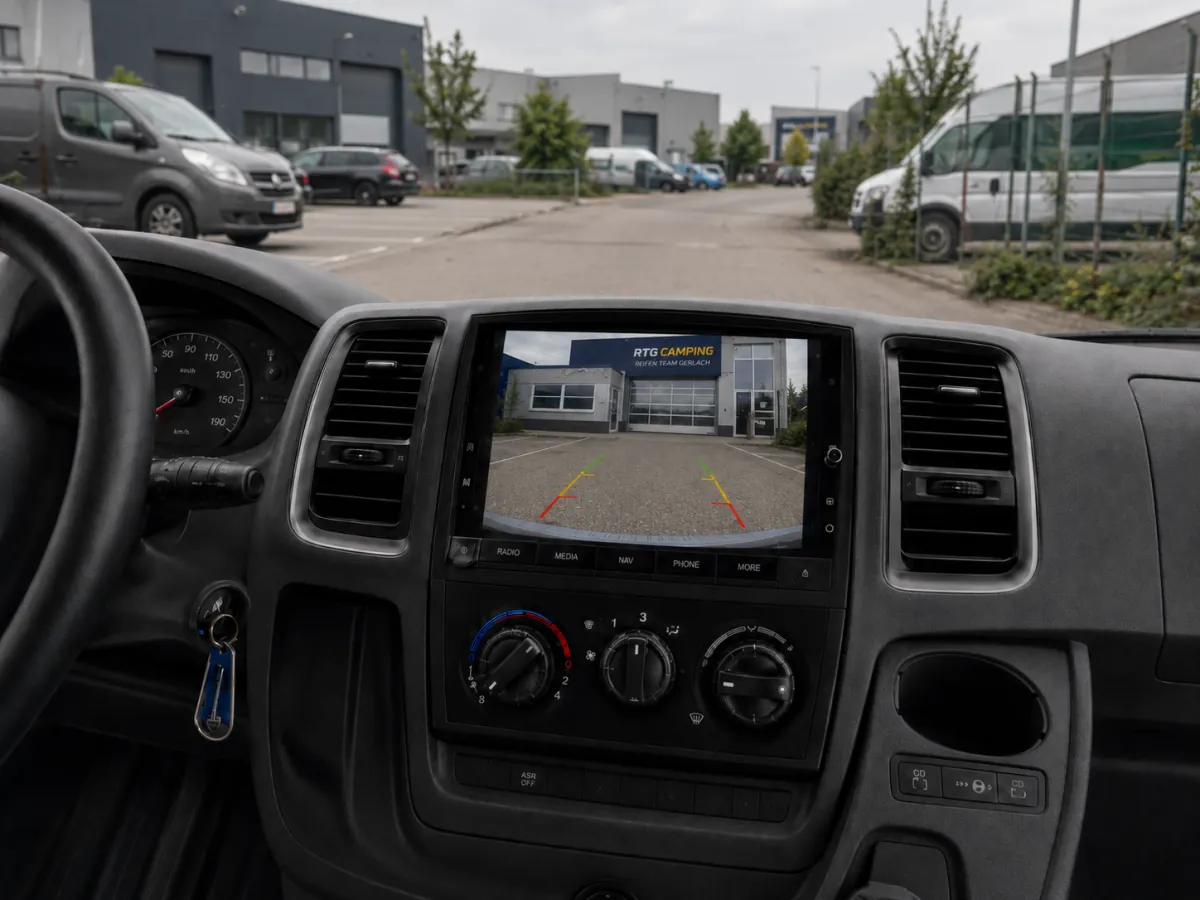 Rückfahrkamera im Wohnmobil nachgerüstet – Monitor mit Blick auf die RTG-Werkstatt in Hilden
